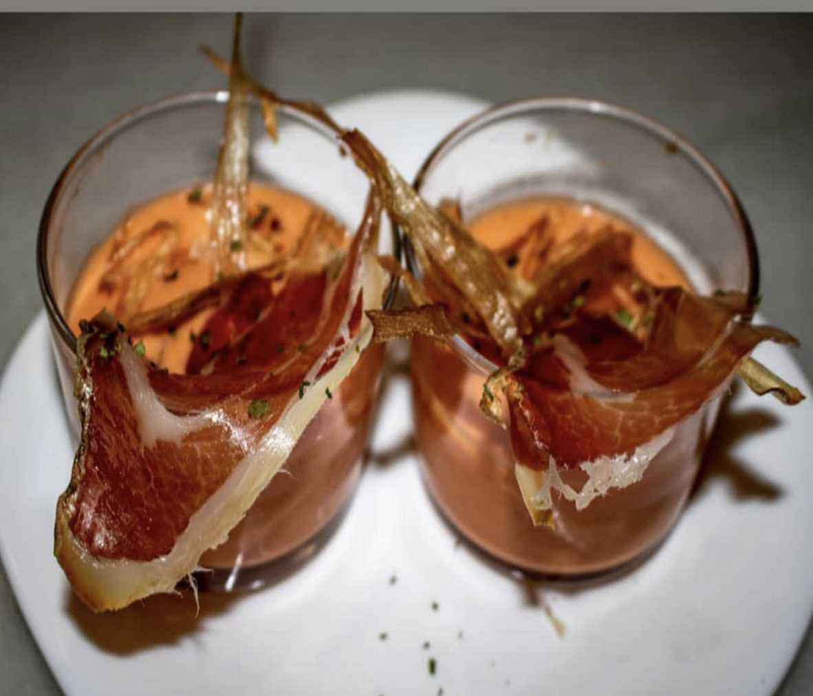 Salmorejo con puerro en tempura