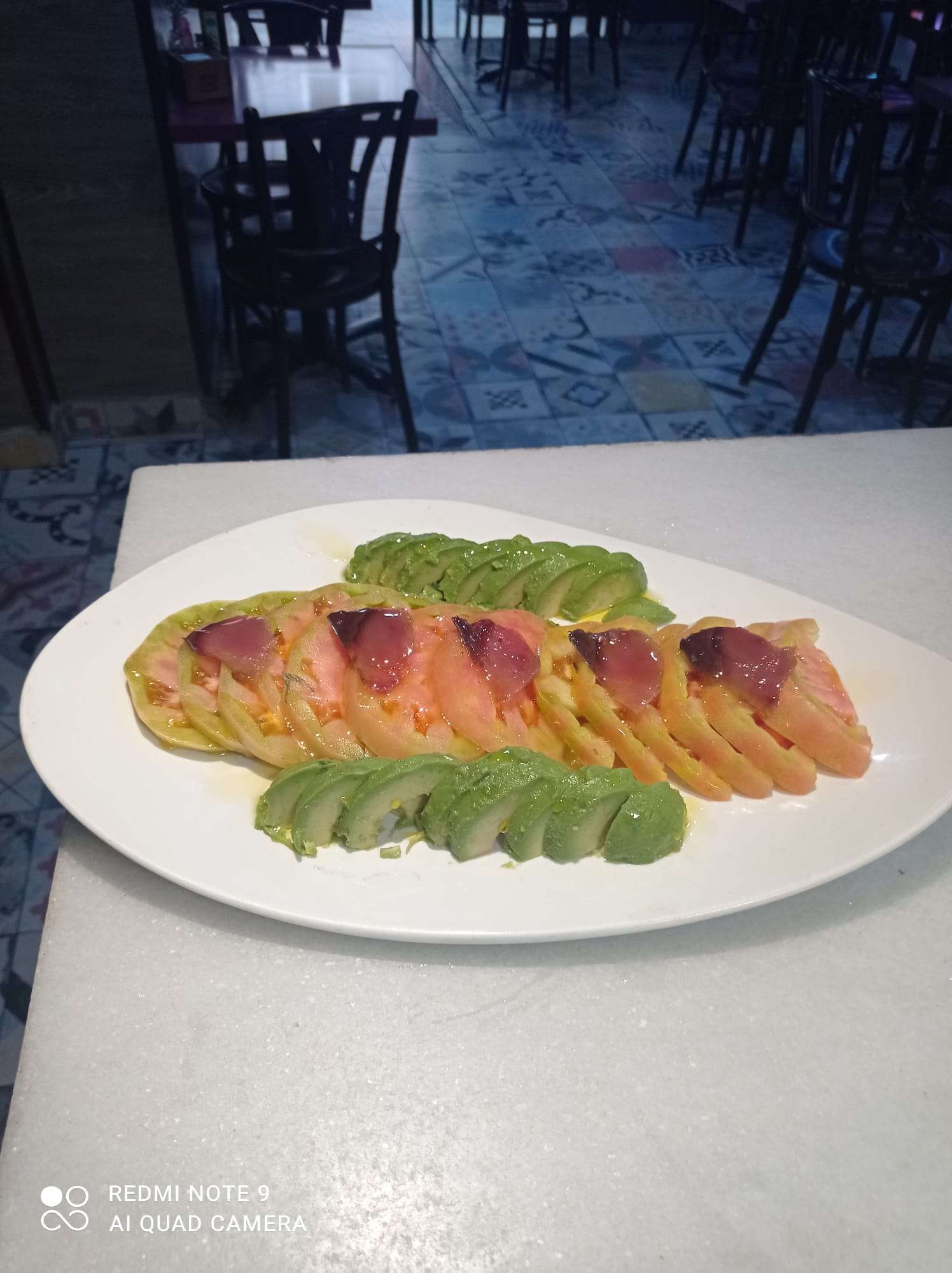 Tomate con aguacate y bonito seco