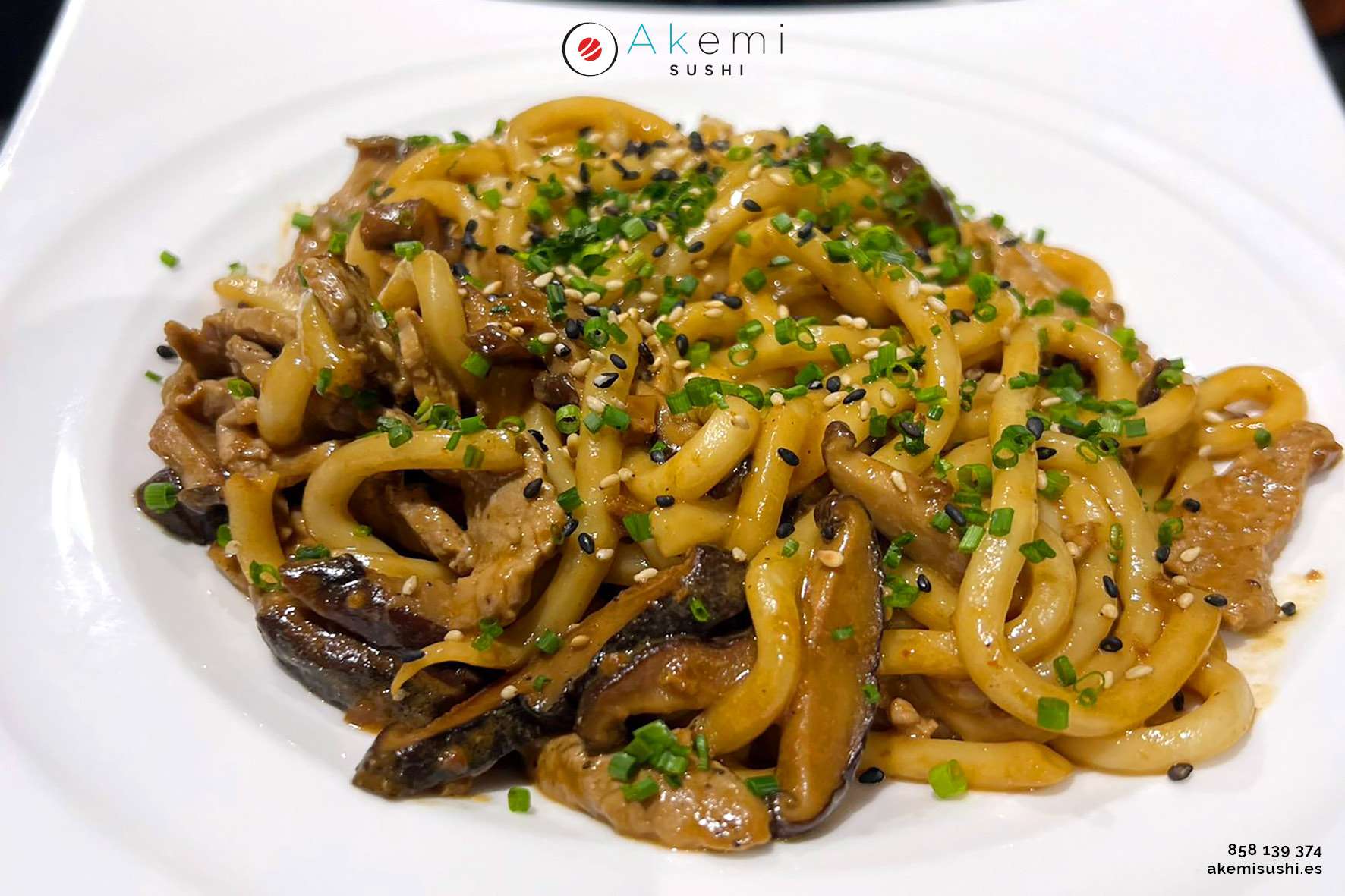 Udon (fideo grueso) salteado con setas shiitake y solomillo de ternera