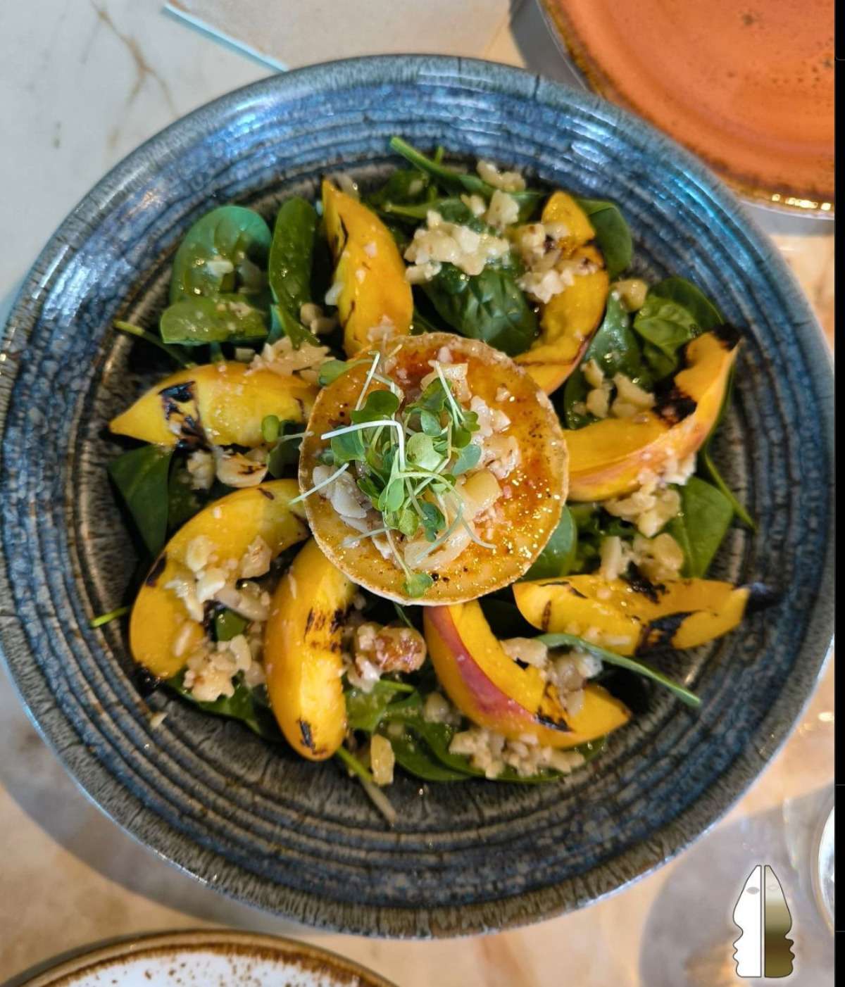 Ensalada de melocotón a la brasa