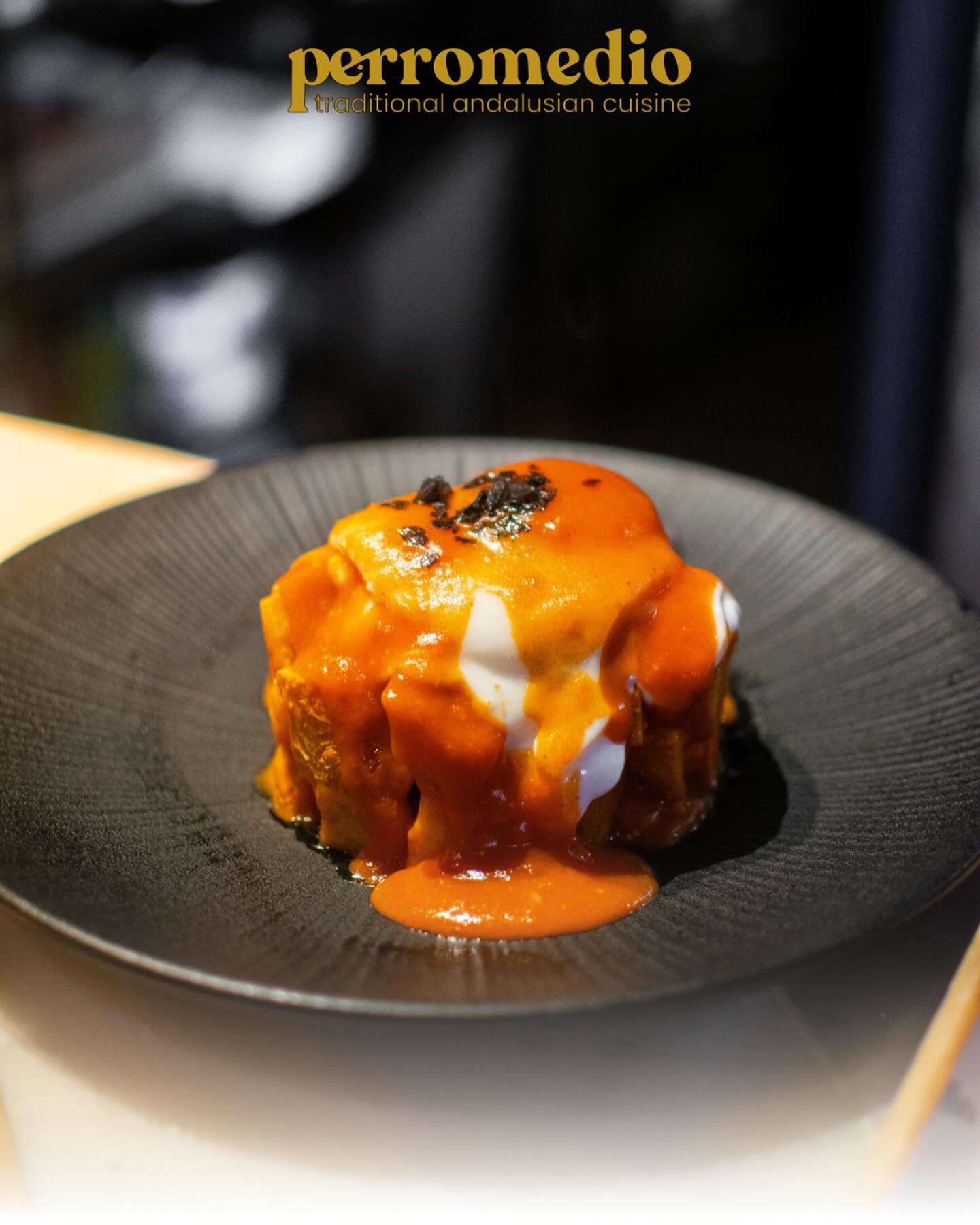 Patatas bravas con huevo frito