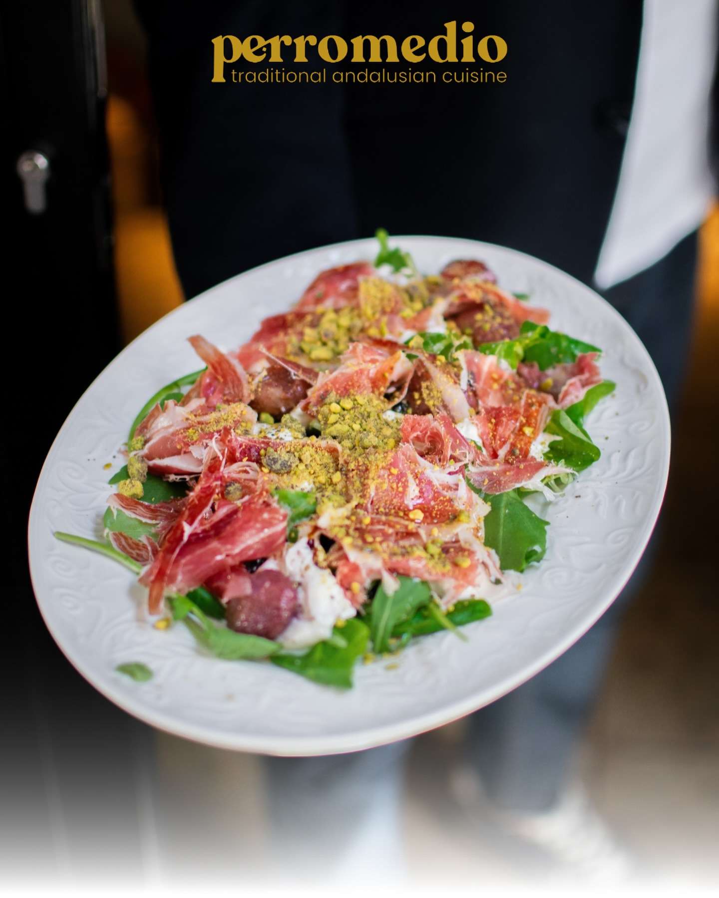 Ensalada de burrata con hojas frescas, uvas asadas en modena v crujiente de pistacho