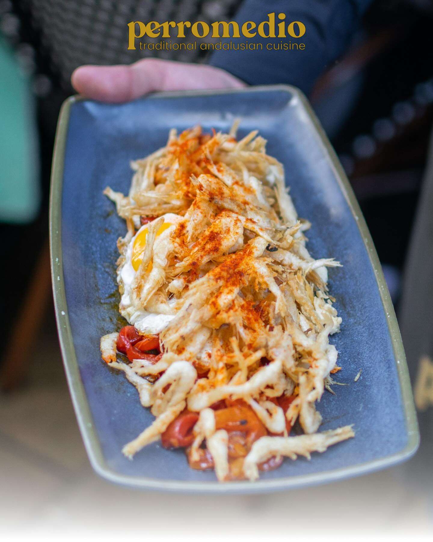 Ensalada de pimiento rojo asado con gamba de cristal crujiente y huevo