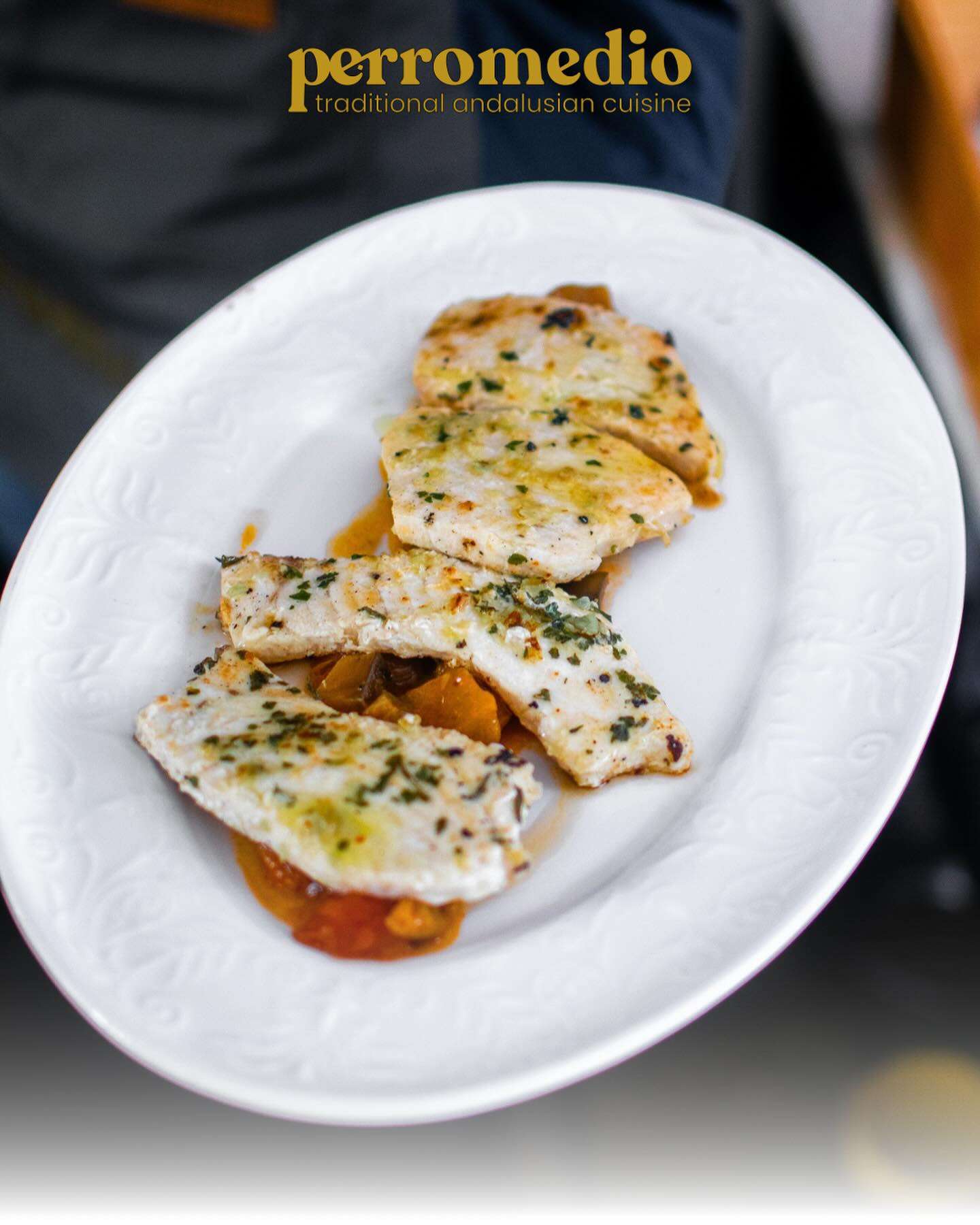 Pez espada plancha sobre cama de pisto casero con verduras frescas