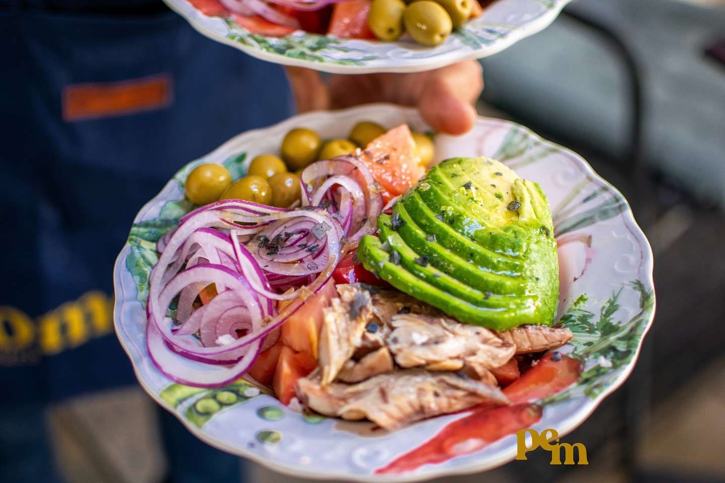 Tomate de pueblo aguacate melva y aceitunas