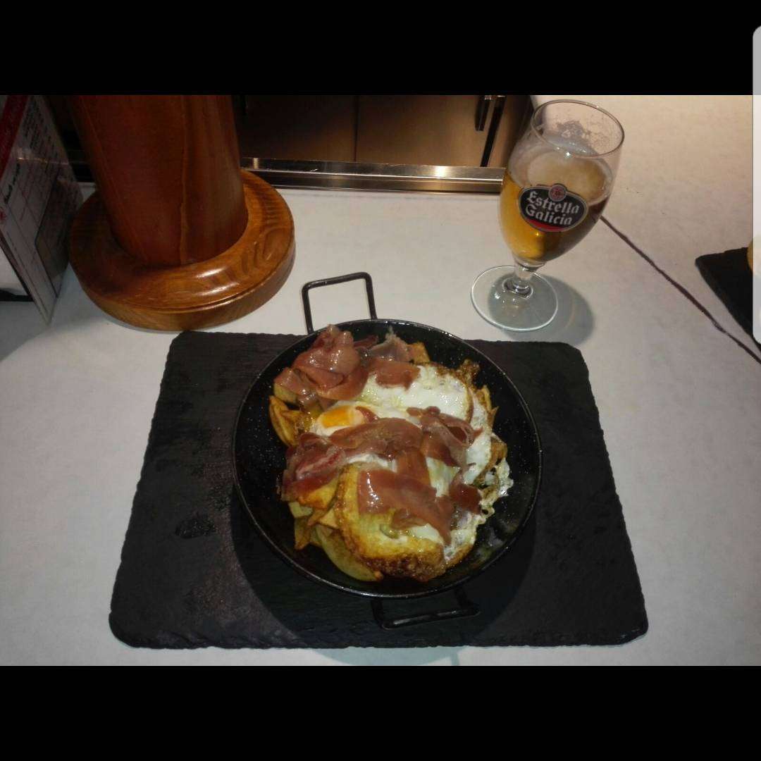 Huevos Rotos con Jamón y Gulas