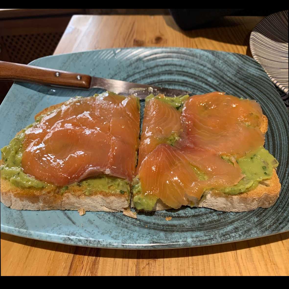 TOSTA GUACAMOLE Y SALMÓN