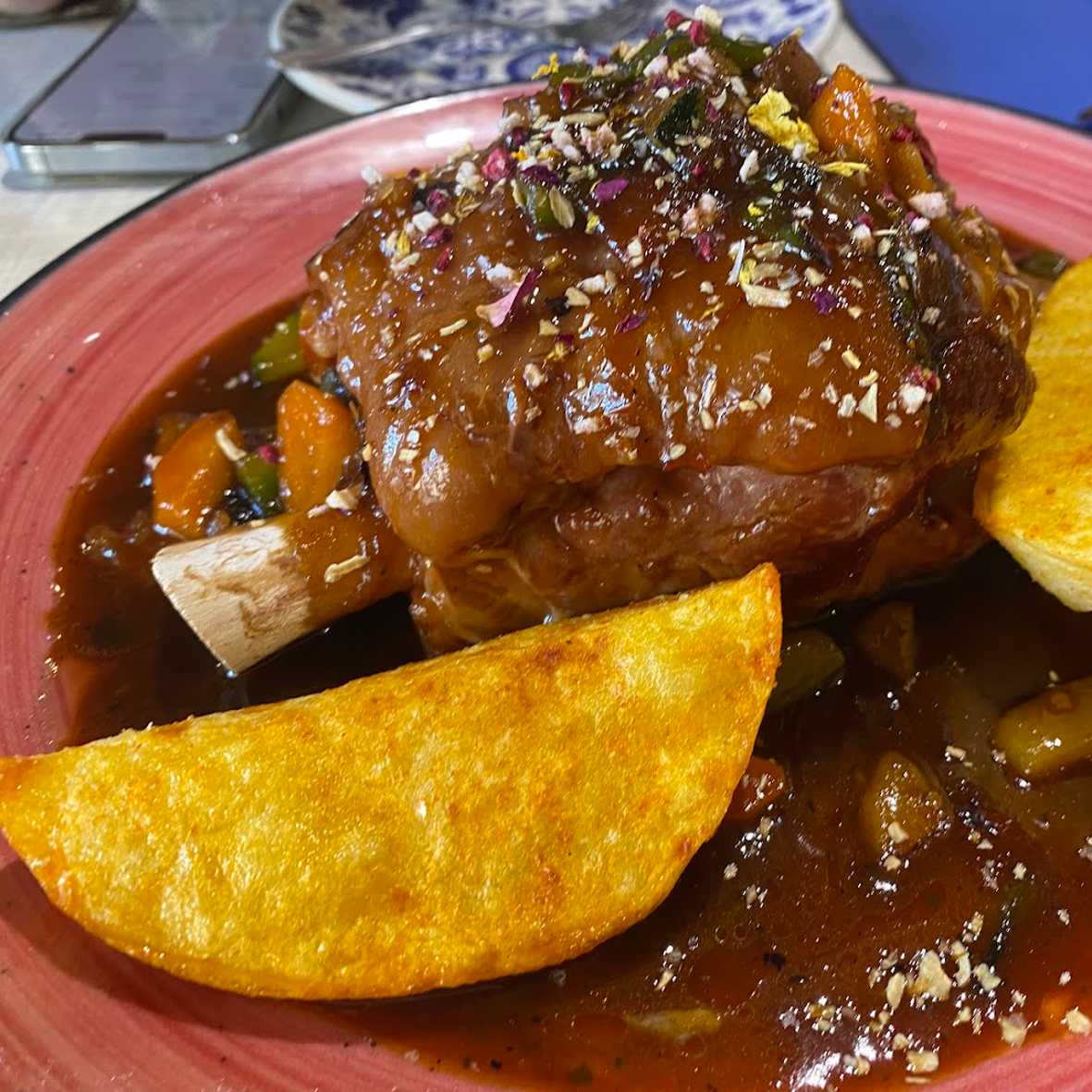 CODILLO DE CERDO ASADO EN SU JUGO