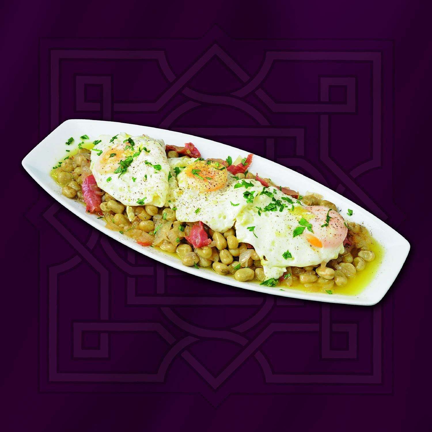 Habas con jamón y huevos