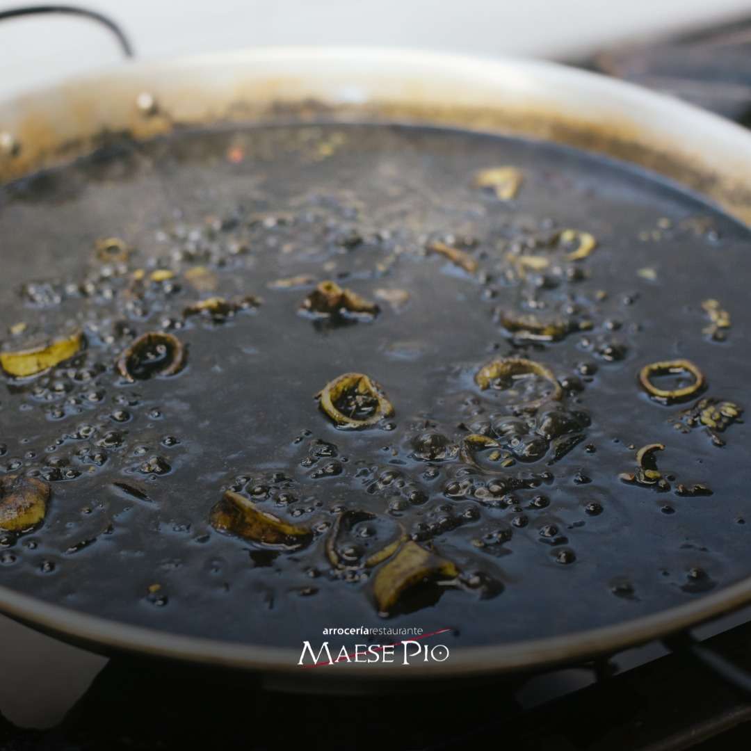 Arroz negro con chipirones