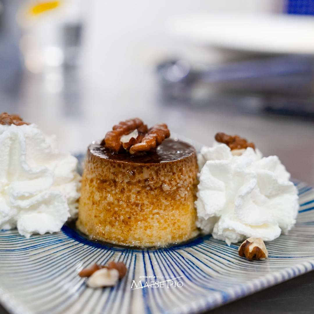 Flan de huevo, nata y frutos secos