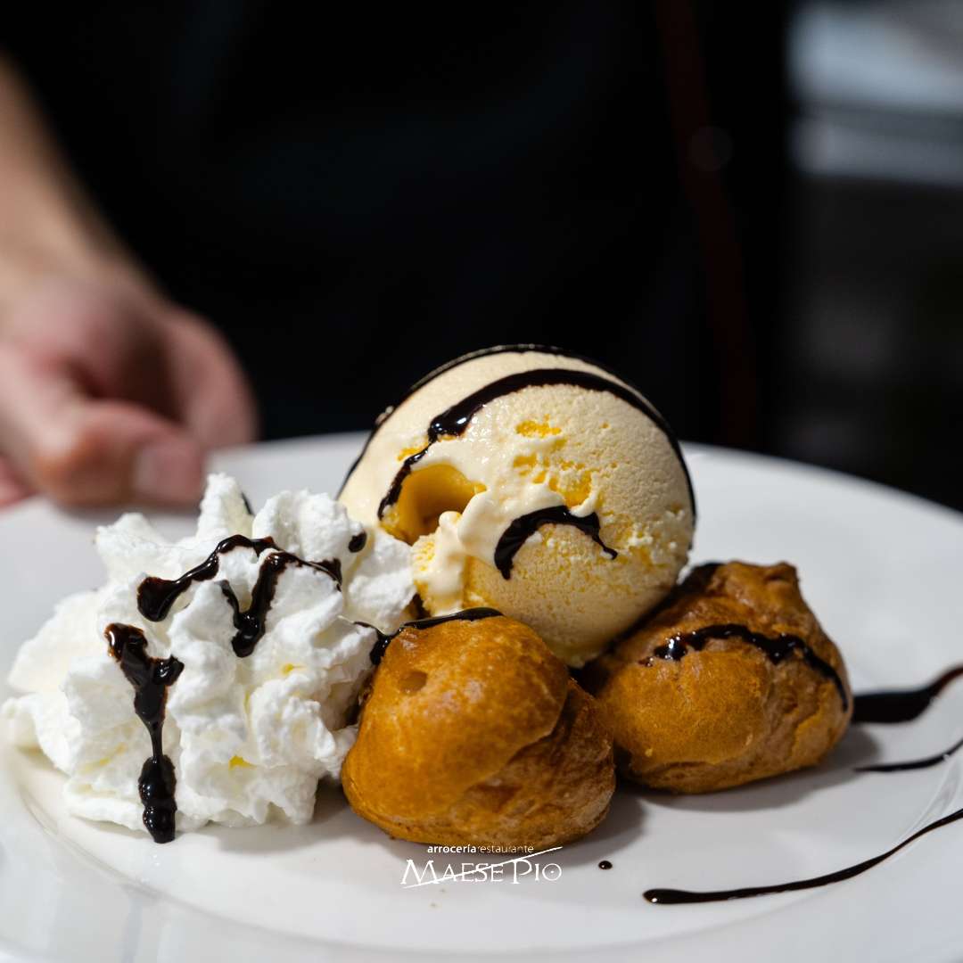 Profiteroles (nata y trufa) con helado