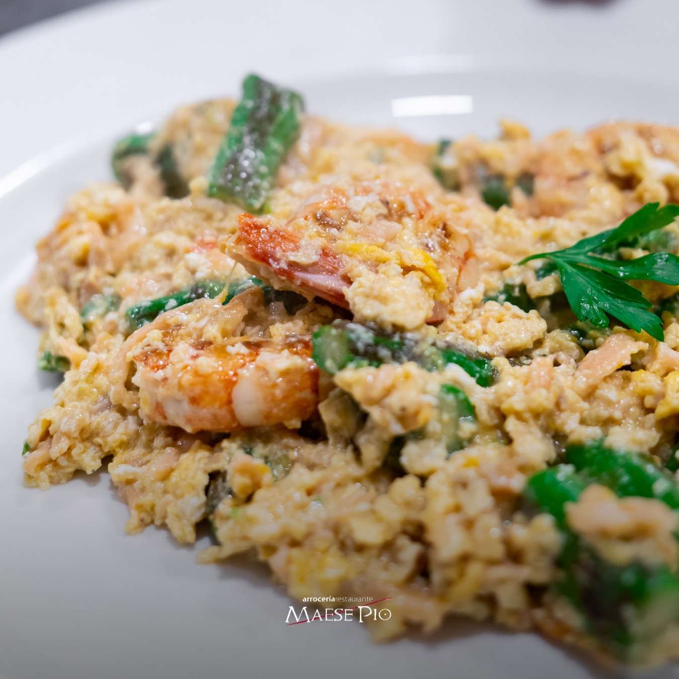 Revuelto “Maese” con trigueros, salmón y gambas