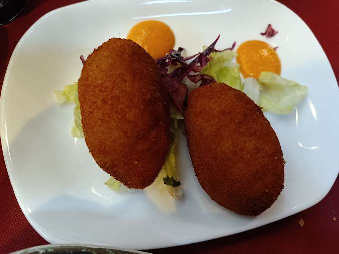 Croquetón de jamón con salsa romescu