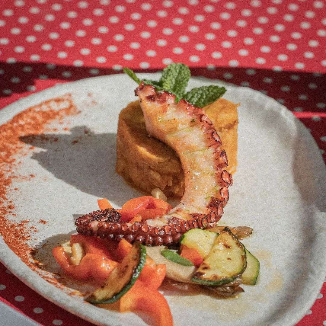 Pata de pulpo braseada de 150gr acompañada de cremoso de patata