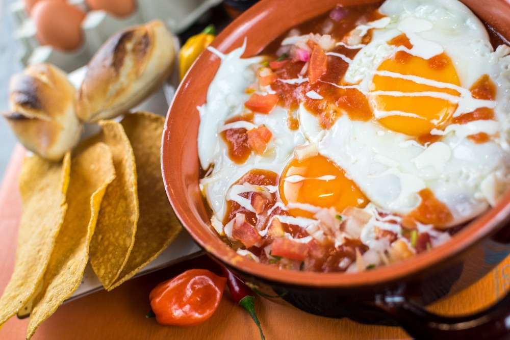 Cazuela de huevos bravos