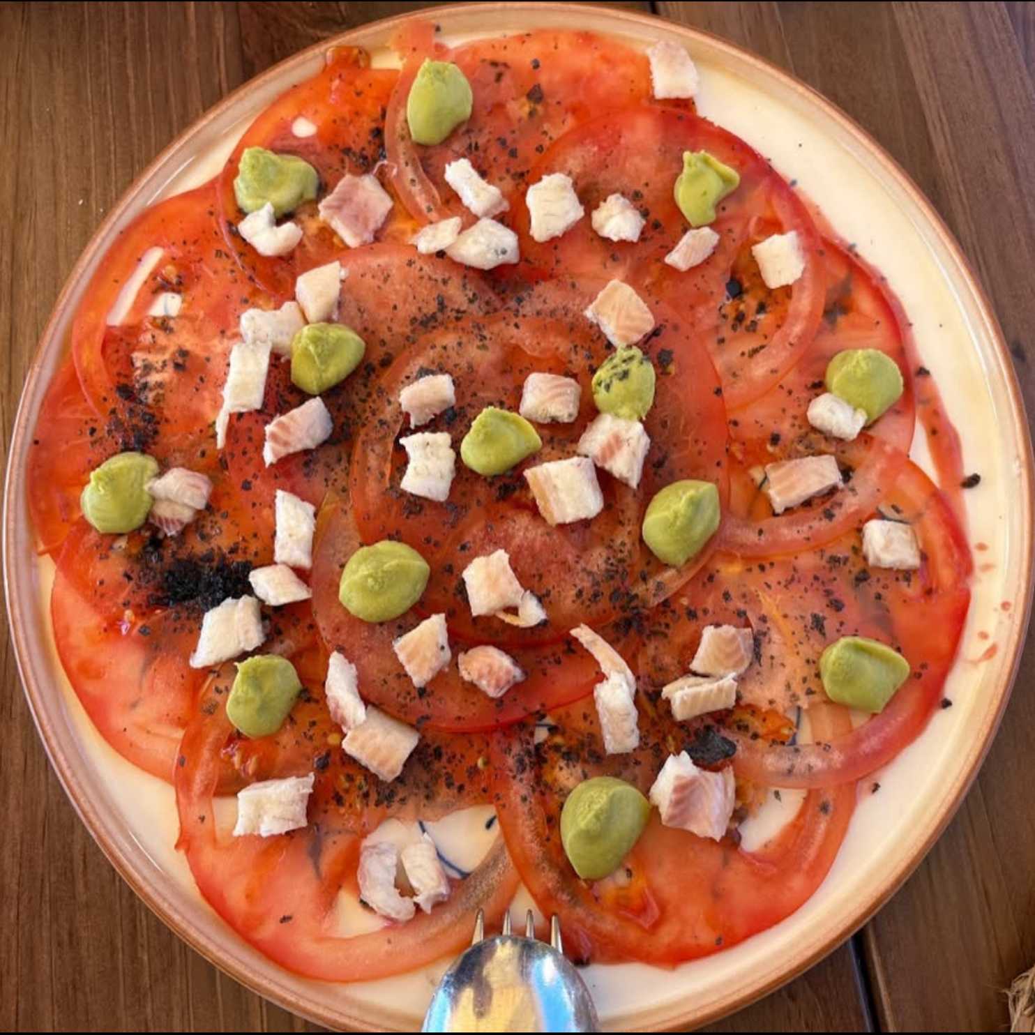 Carpaccio de Tomate de Nuestra Costa con Aguacate y Anguila Ahumada