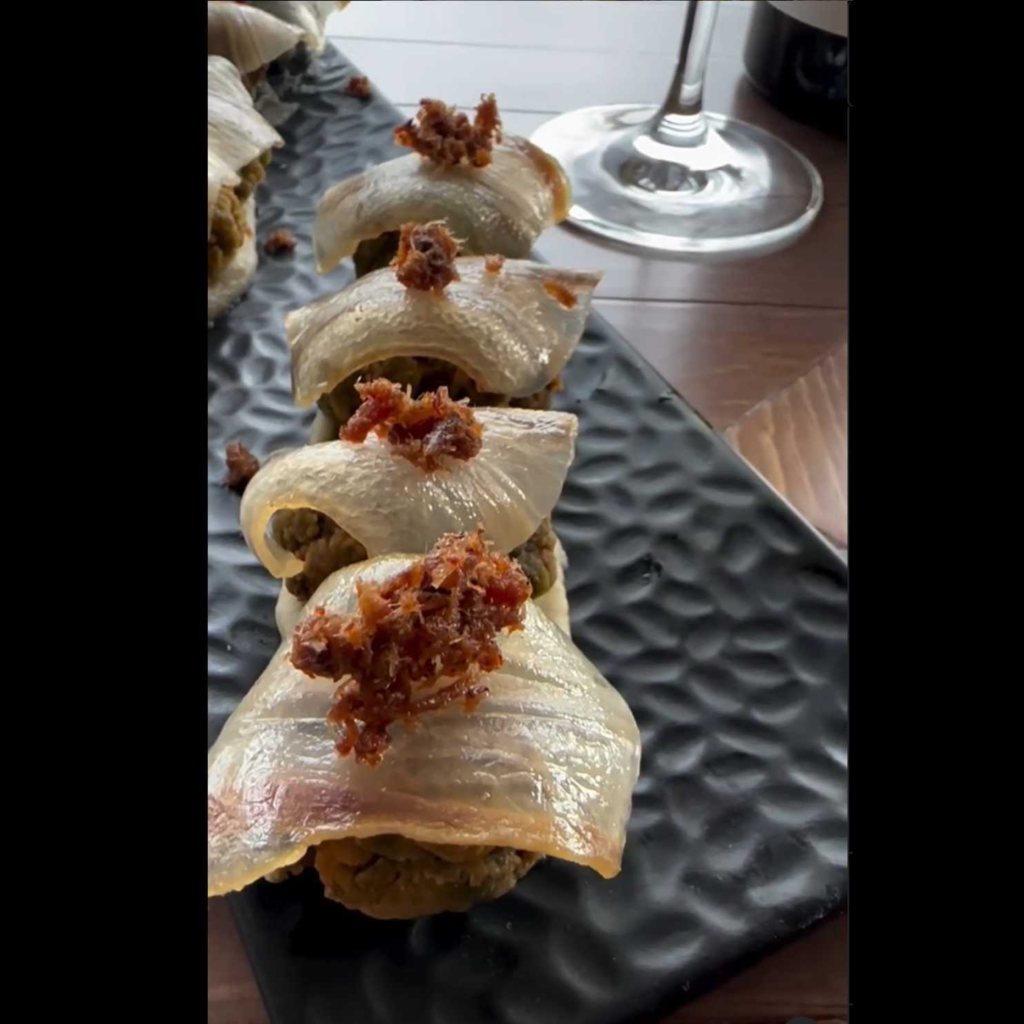 Ortiguillas sobre Crema de Apionabo con Velo de Panceta Ibérica y Chicharrón Ahumado (8 Und)