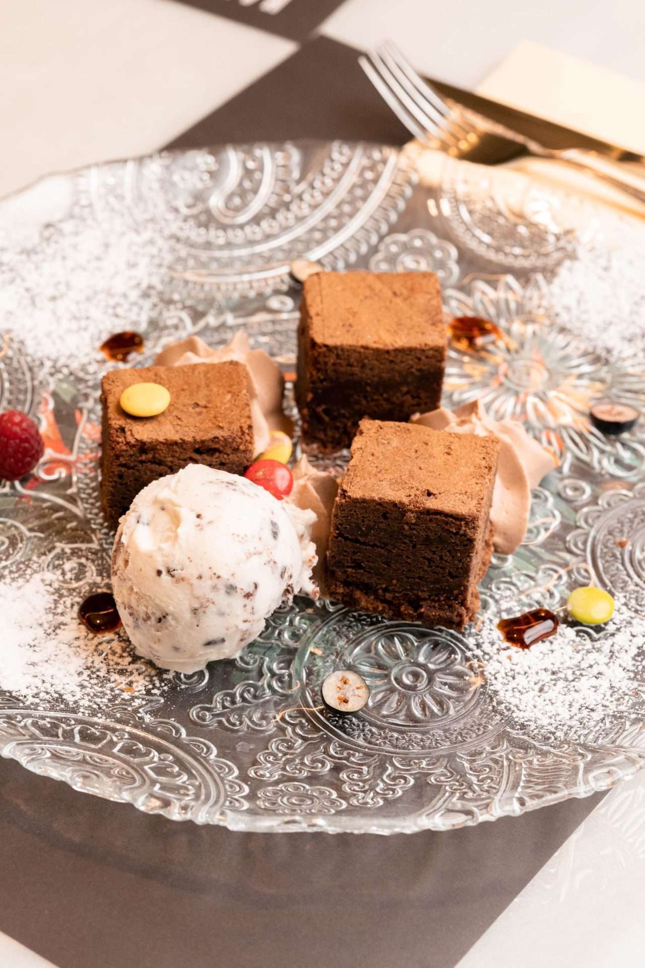 BROWNIE CON LACASITOS, NUTELLA Y HELADO