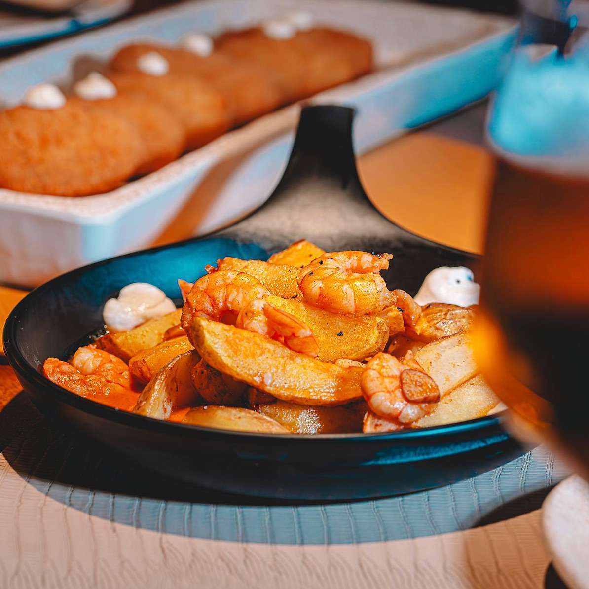 PAPAS BRAVAS DE PEZLIMÓN CON LANGOSTINOS AL KIMCHI