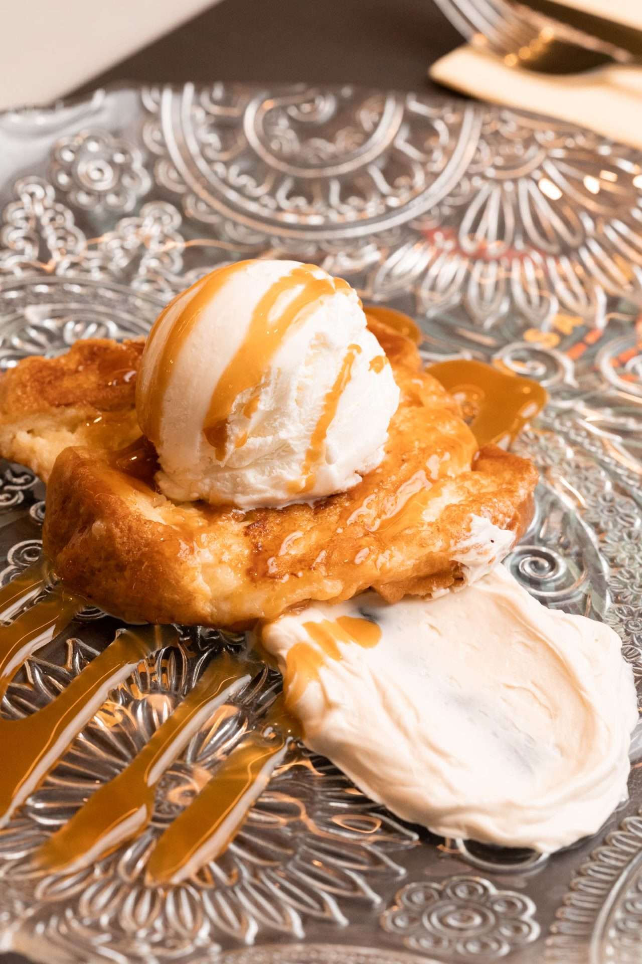 TORRIJA CON CREMA Y HELADO
