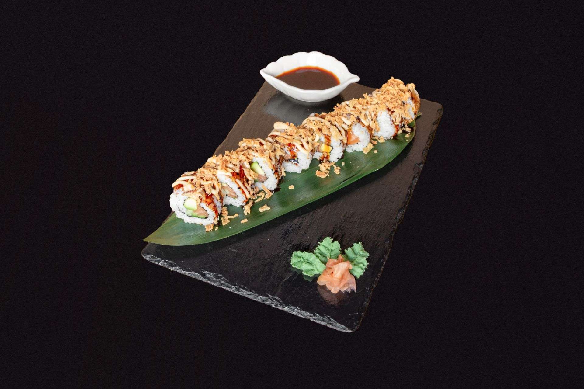 Uramaki de Salmón, Aguacate y Pepino. Con Salsa de Sushi, Mayonesa y Cebolla Frita