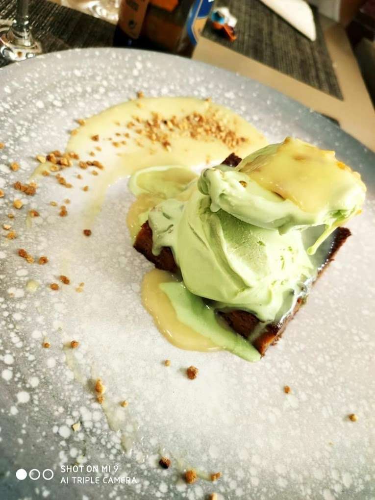 BROWNIE DE CHOCOLATE BIANCO Y HELADO DE DISTACHO