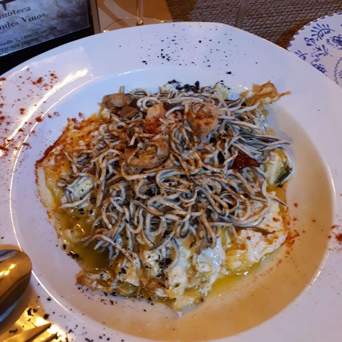HUEVOS ROTOS CON GULAS Y GAMBAS