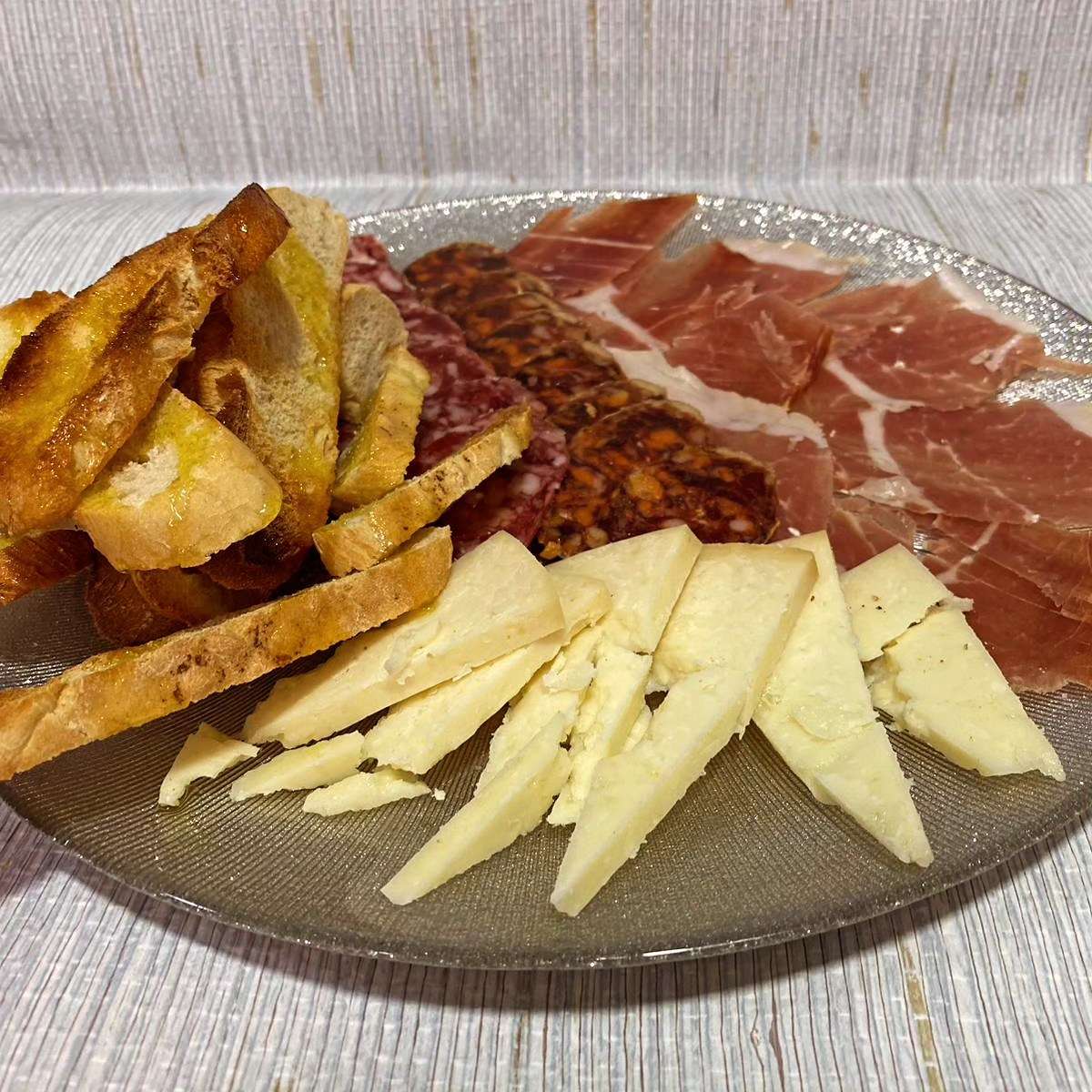 TABLA DE EMBUTIDOS. JAMÓN Y QUESO