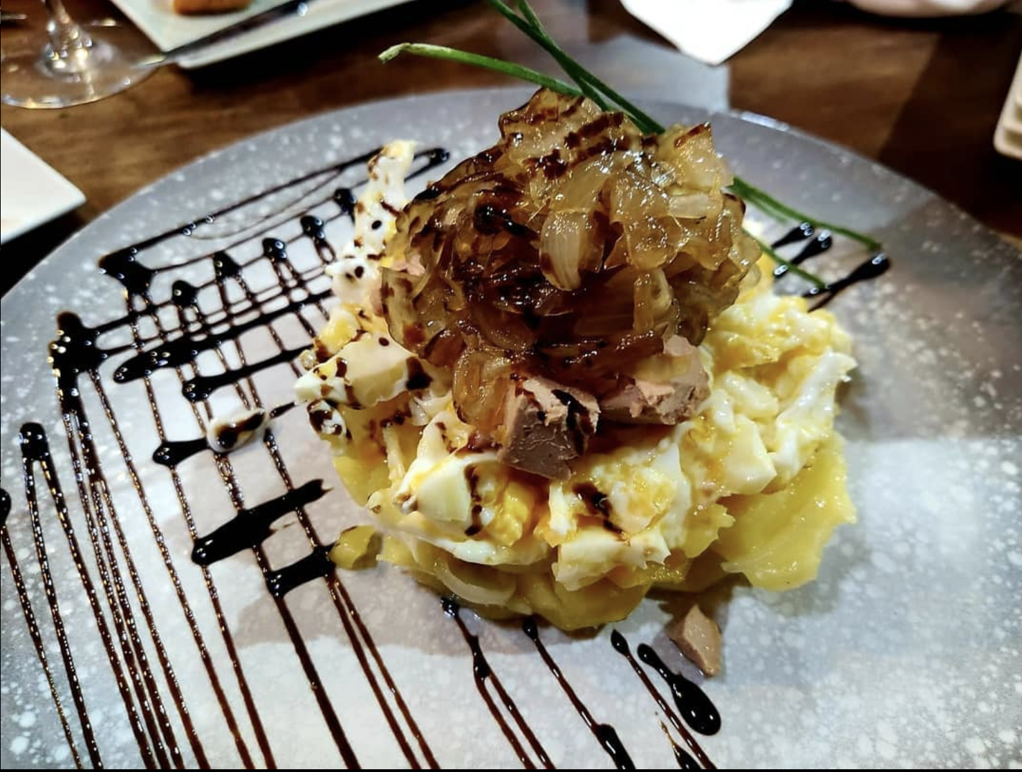 HUEVOS ROTOS CON FOIE Y CEBOLLA CARAMELIZADA