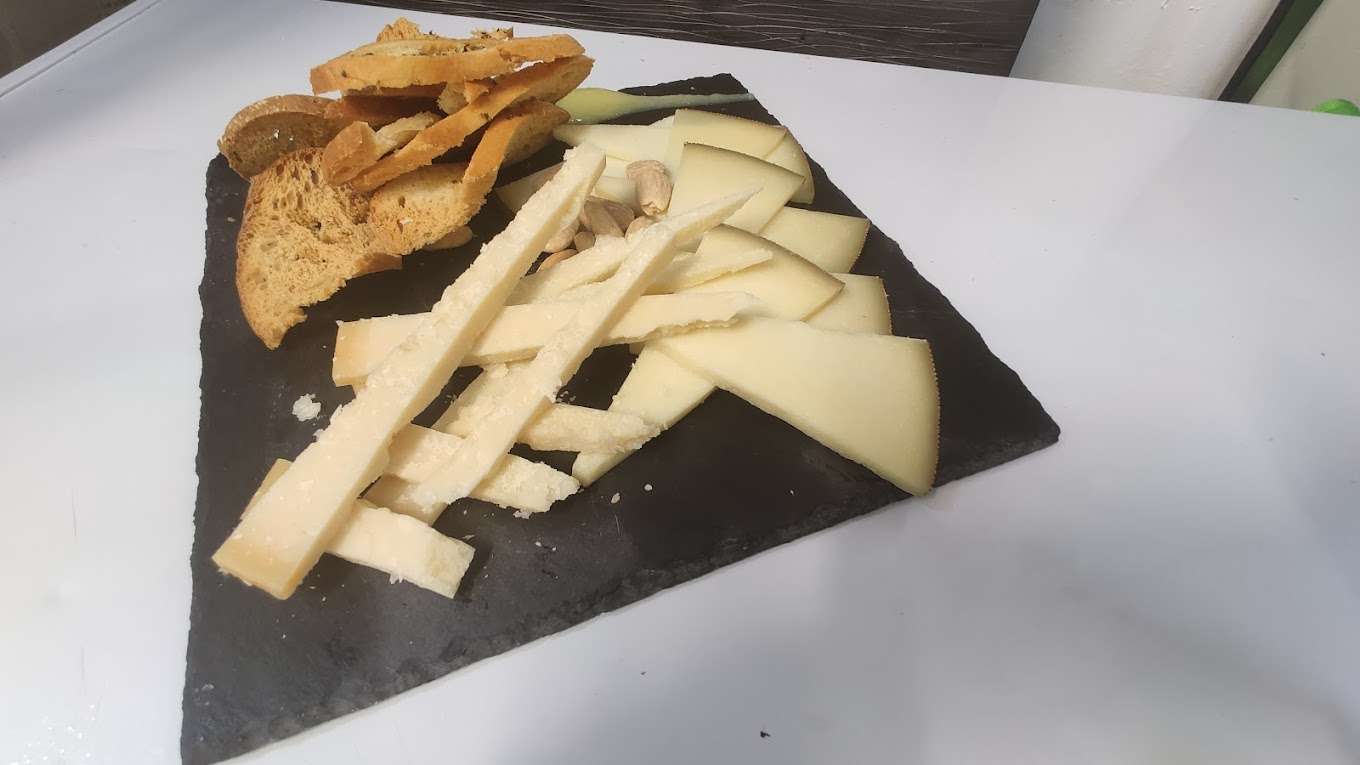 QUESO DE OVEJA, PARMESANO Y ALMENDRAS FRITAS