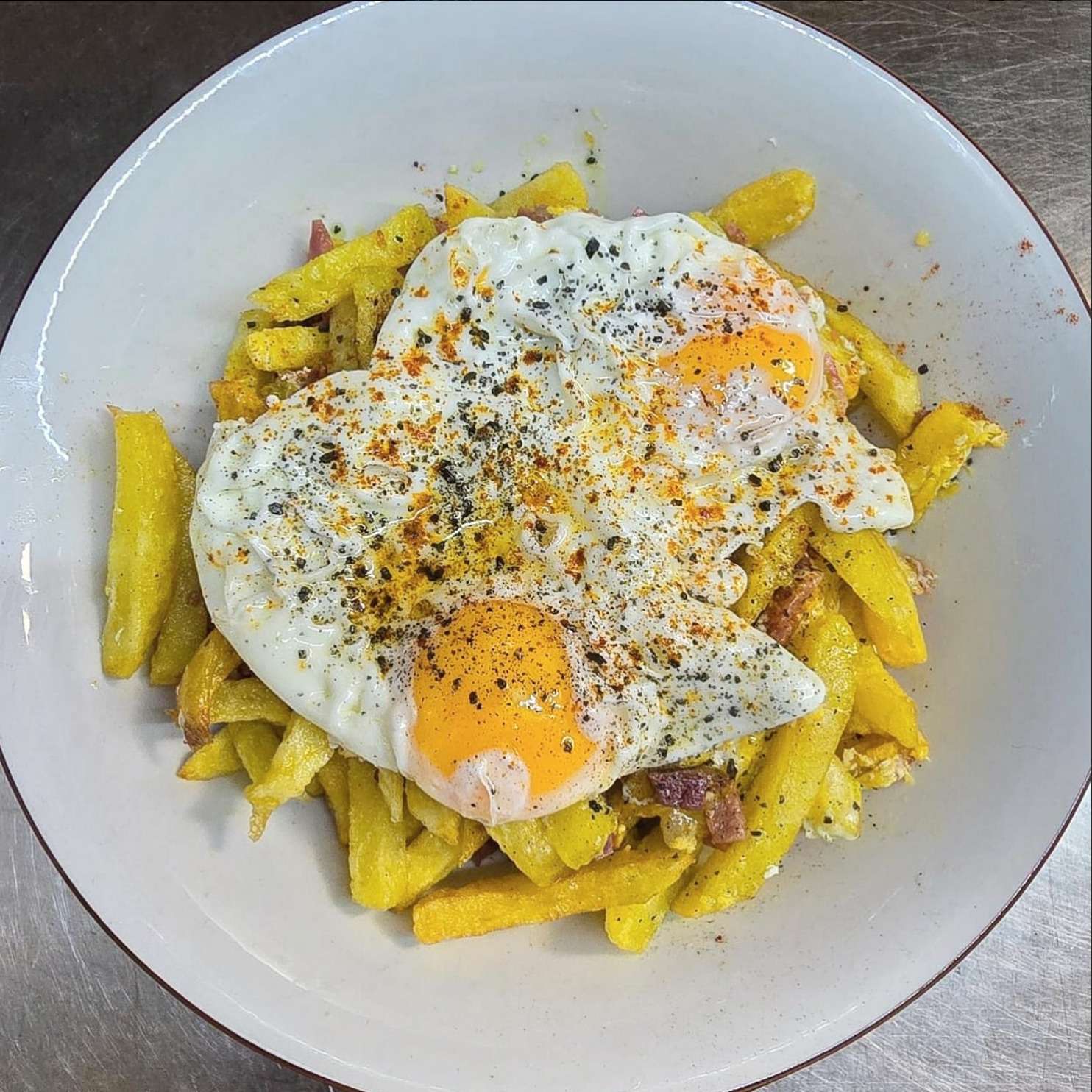 Huevos rotos con costillas