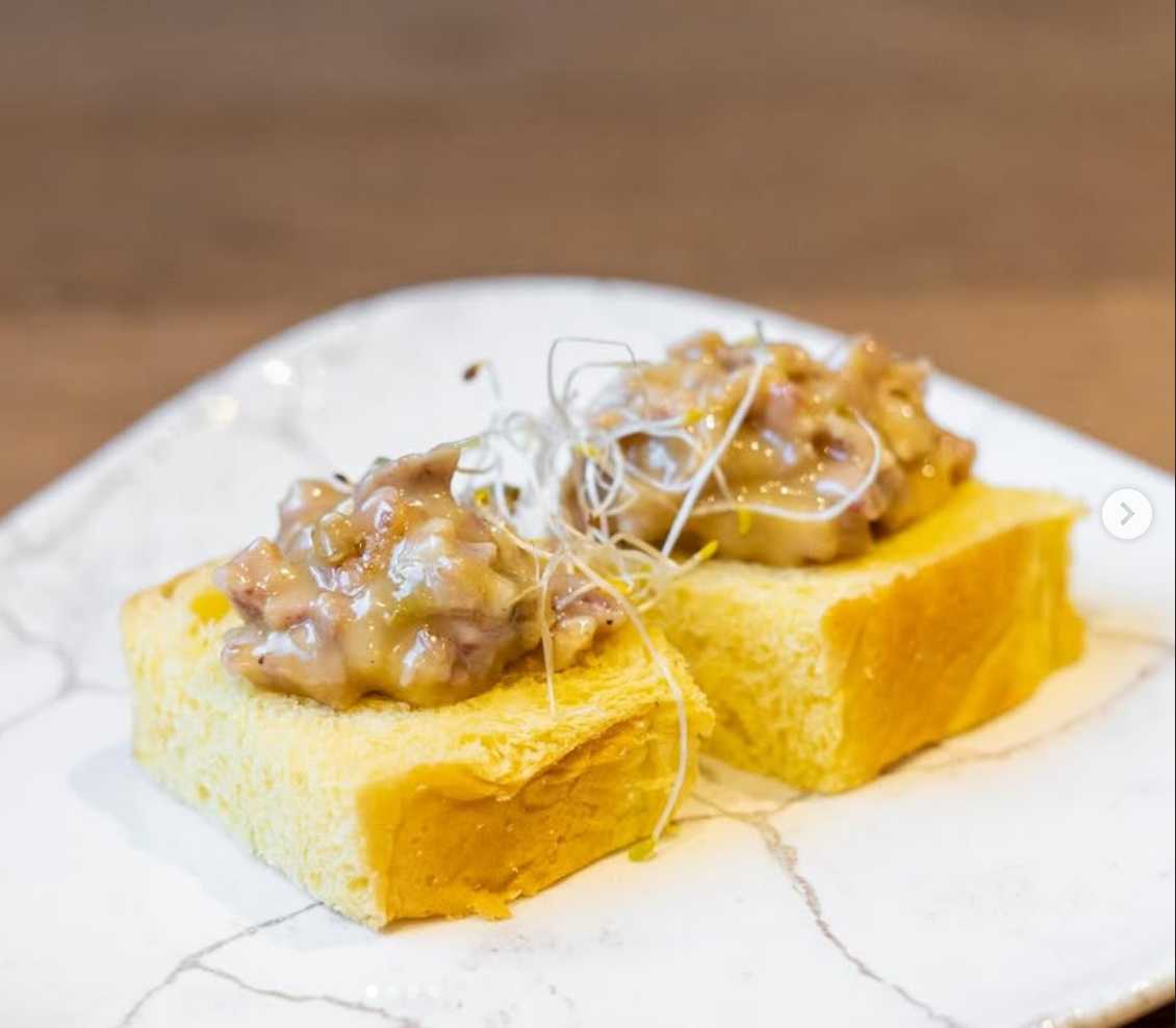 Tartar de salchichón en tosta de pan casero