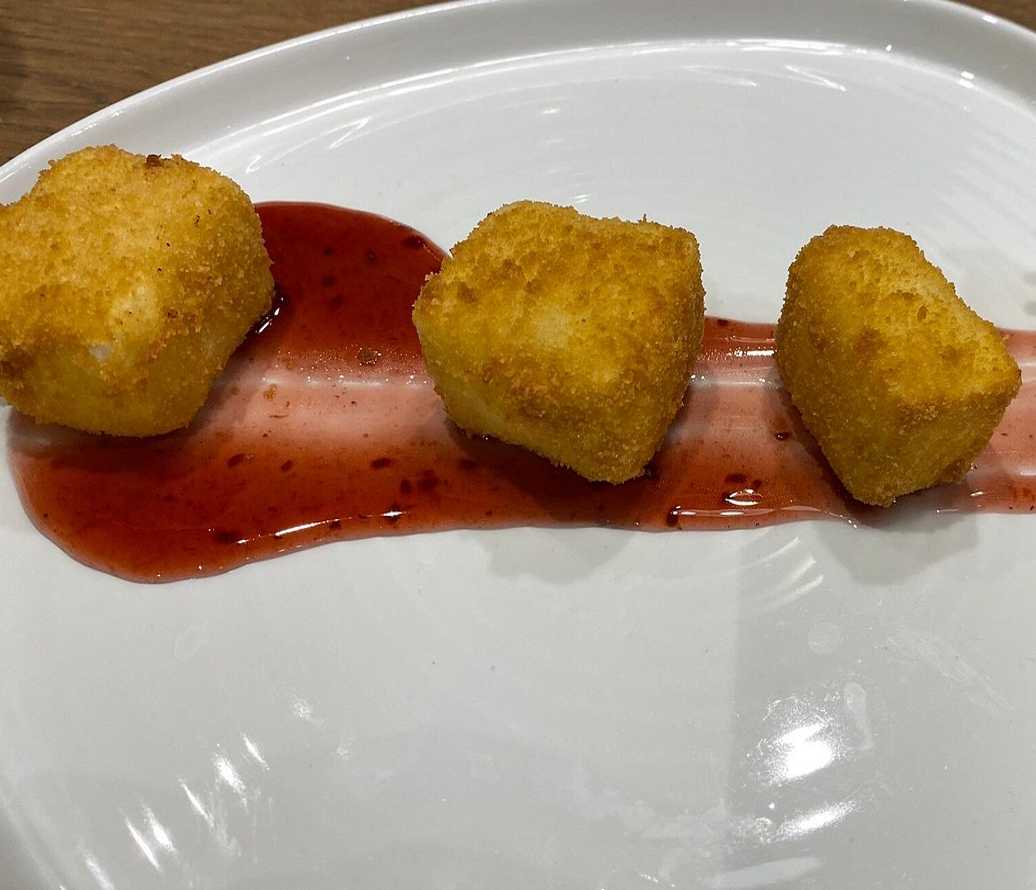 Dados de Camembert rebozados