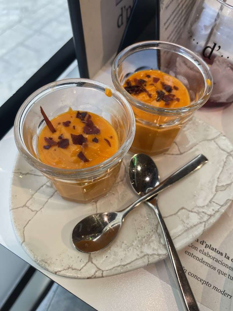 Nuestro salmorejo con cristales de ibérico y AOVE