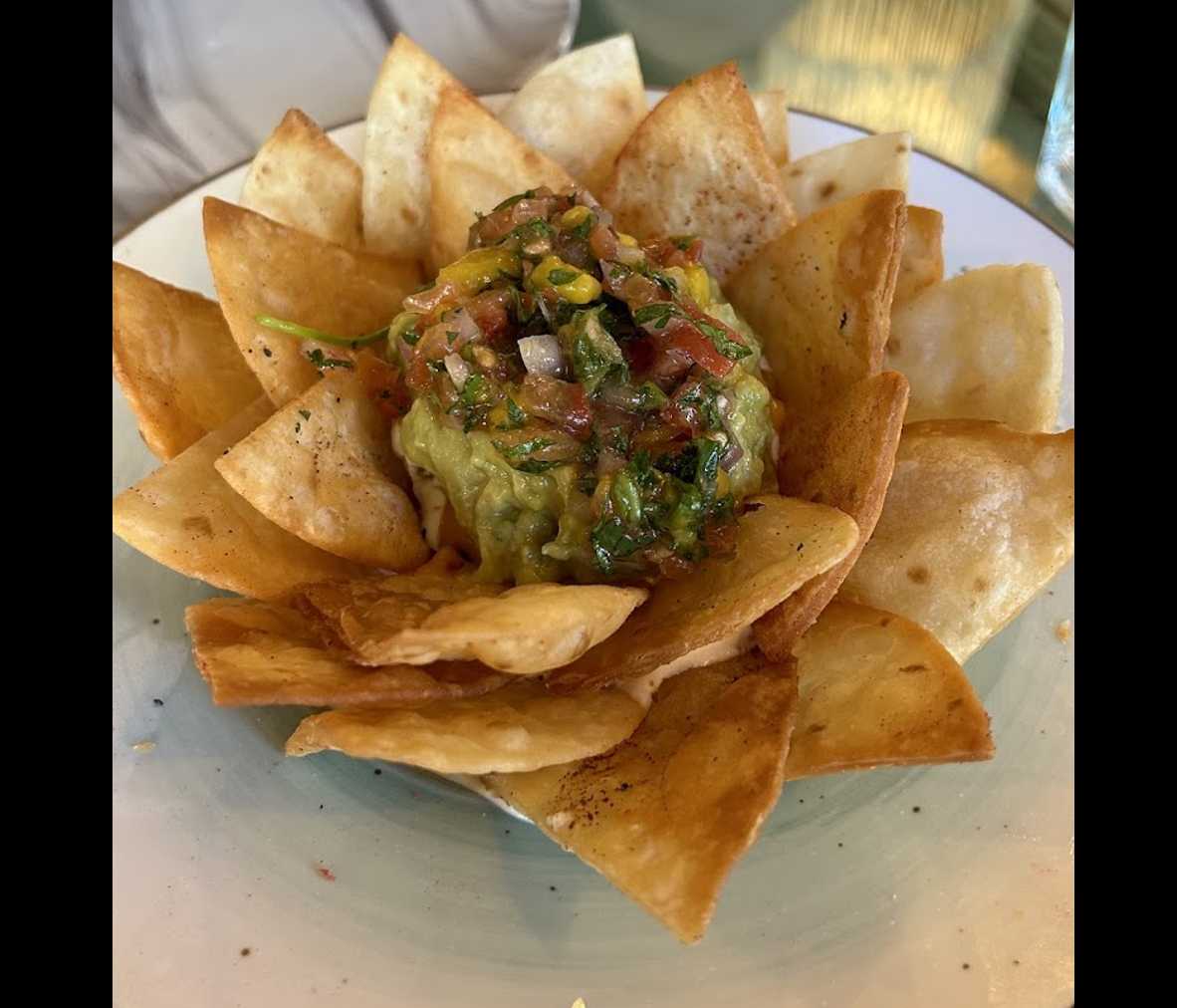 Guacamole casero con chili, granada dulce y totopo