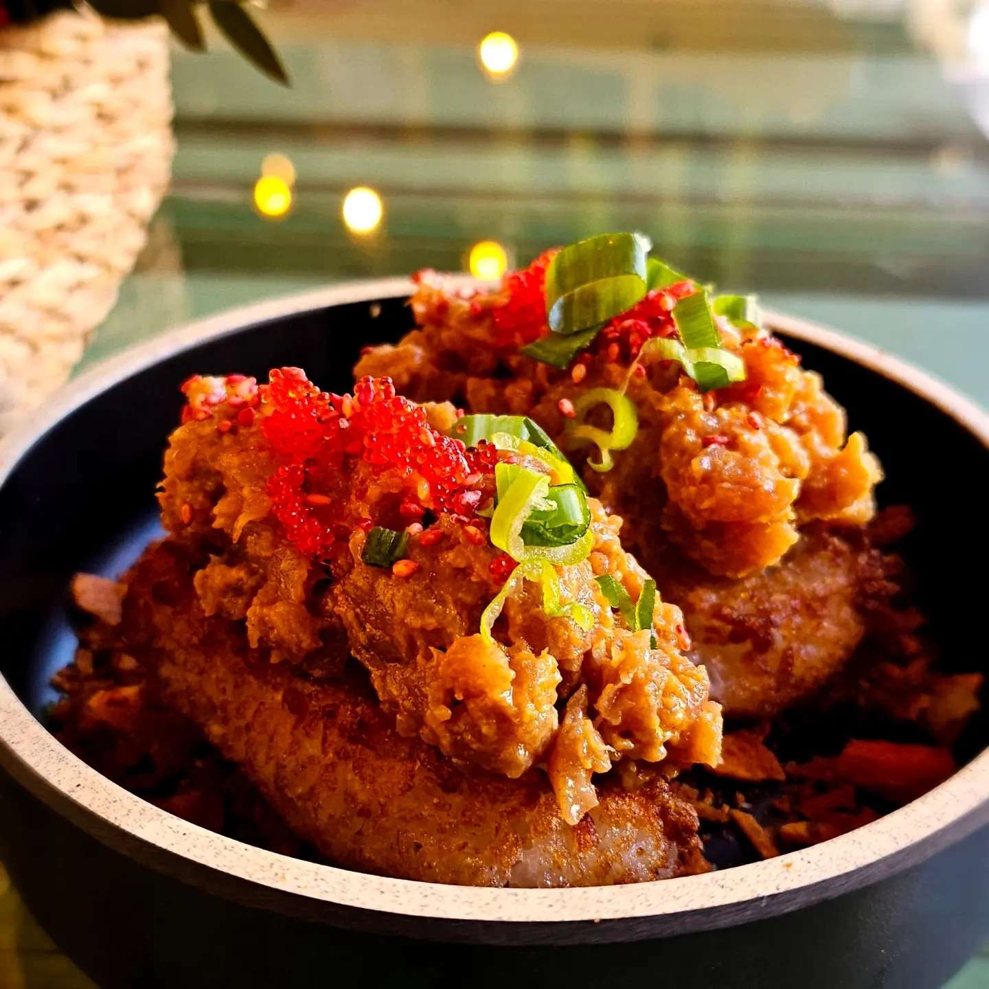 Arroz frito con tartar de atún picante y tobiko