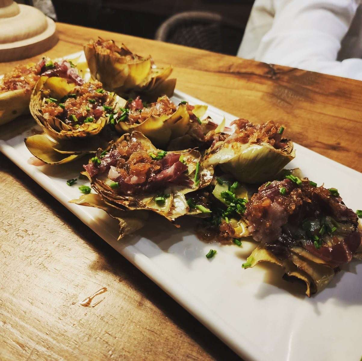 Corazones de alcachofa confitada en gabardina con panceta ibérica y foie micuit casero