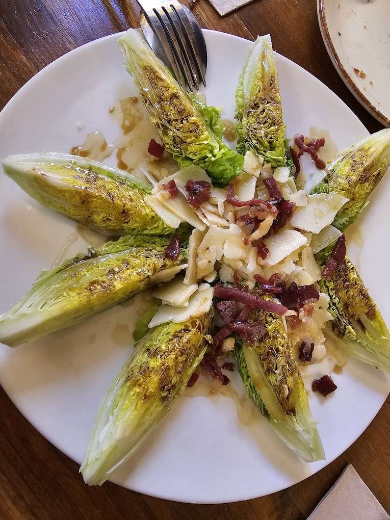Cogollos con ajos, jamón ibérico de bellota 5J, queso grana padano y miel