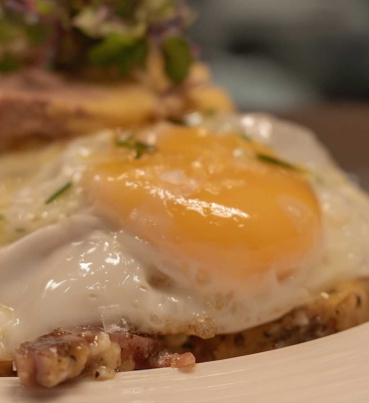 Huevos rotos con patatas al aroma de trufa con foie micuit casero y jamón ibérico 5J