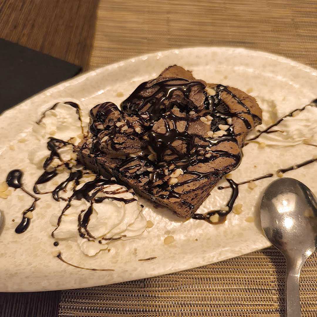 Brownie Chocolate Blanco Y Bola De Helado