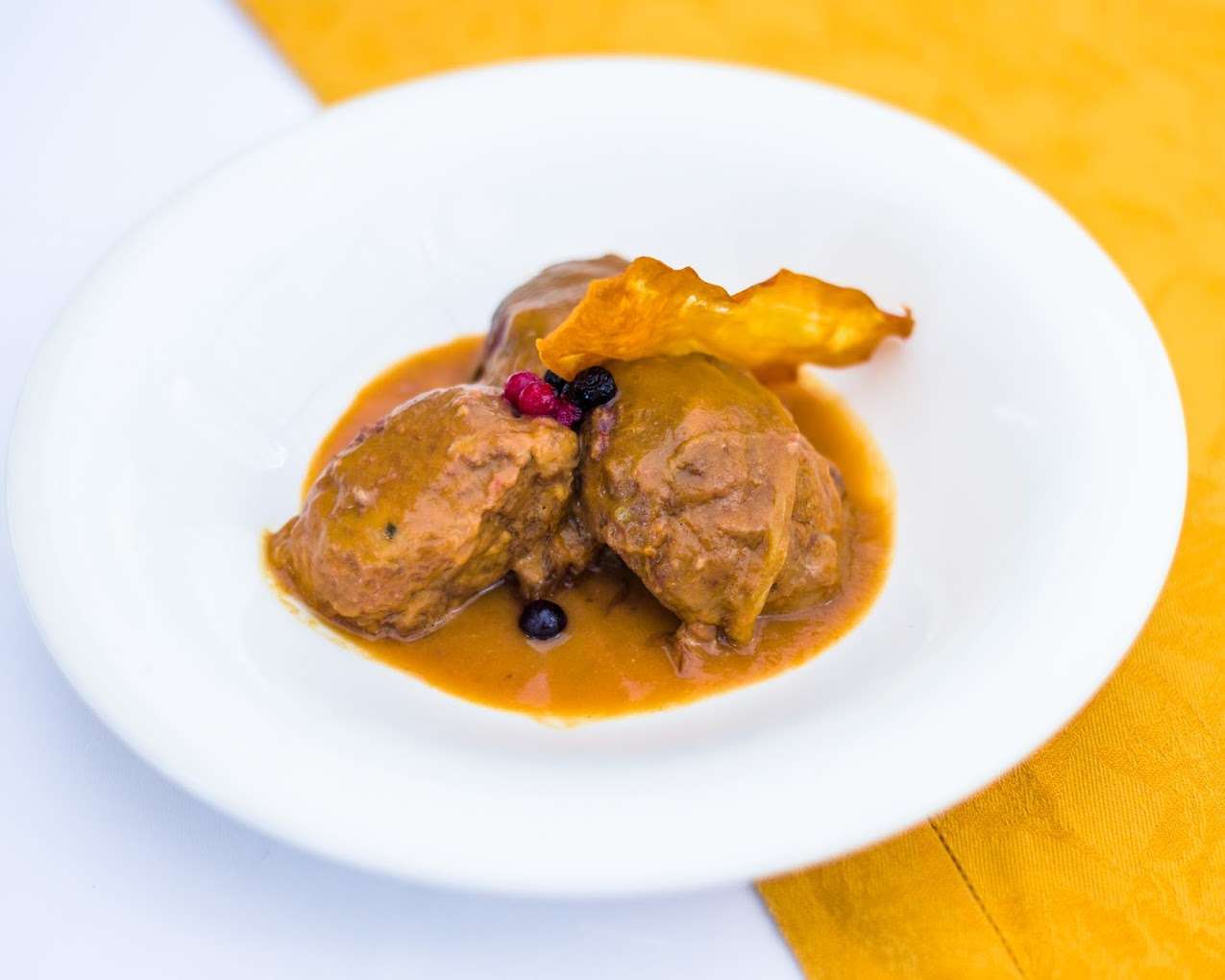 Carrillera ibérica con manzana v cebolla caramelizada