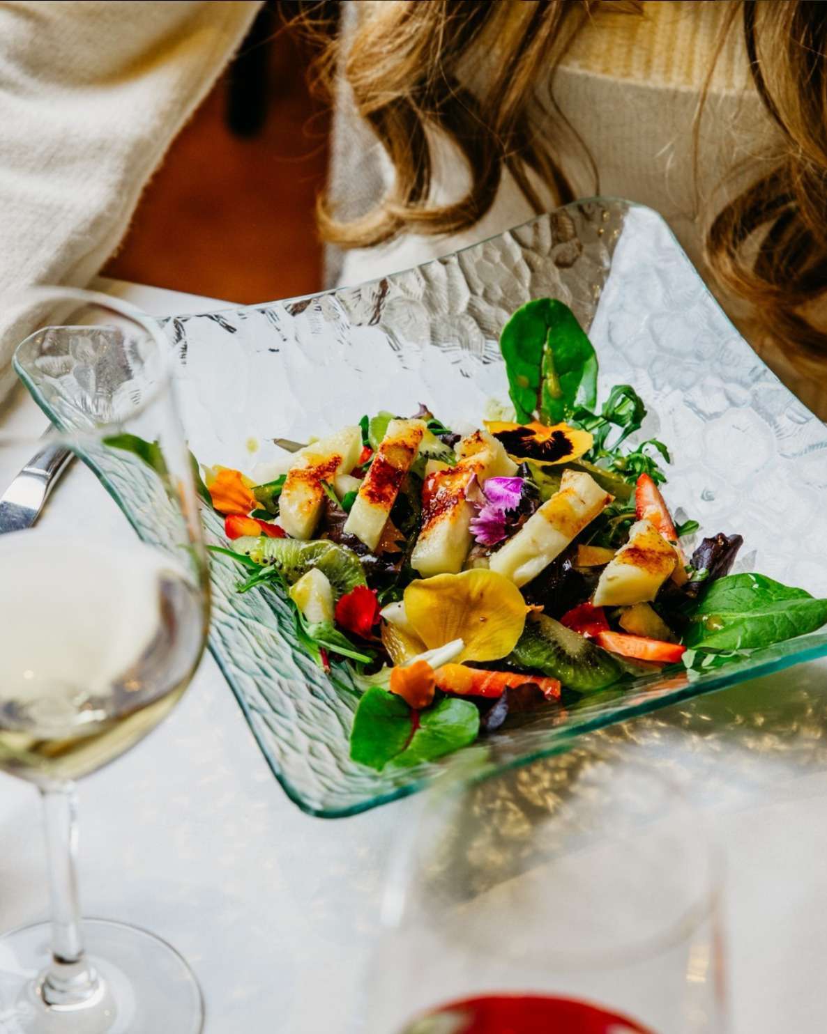 Ensalada de queso de cabra con vinagreta de mango v frutos secos