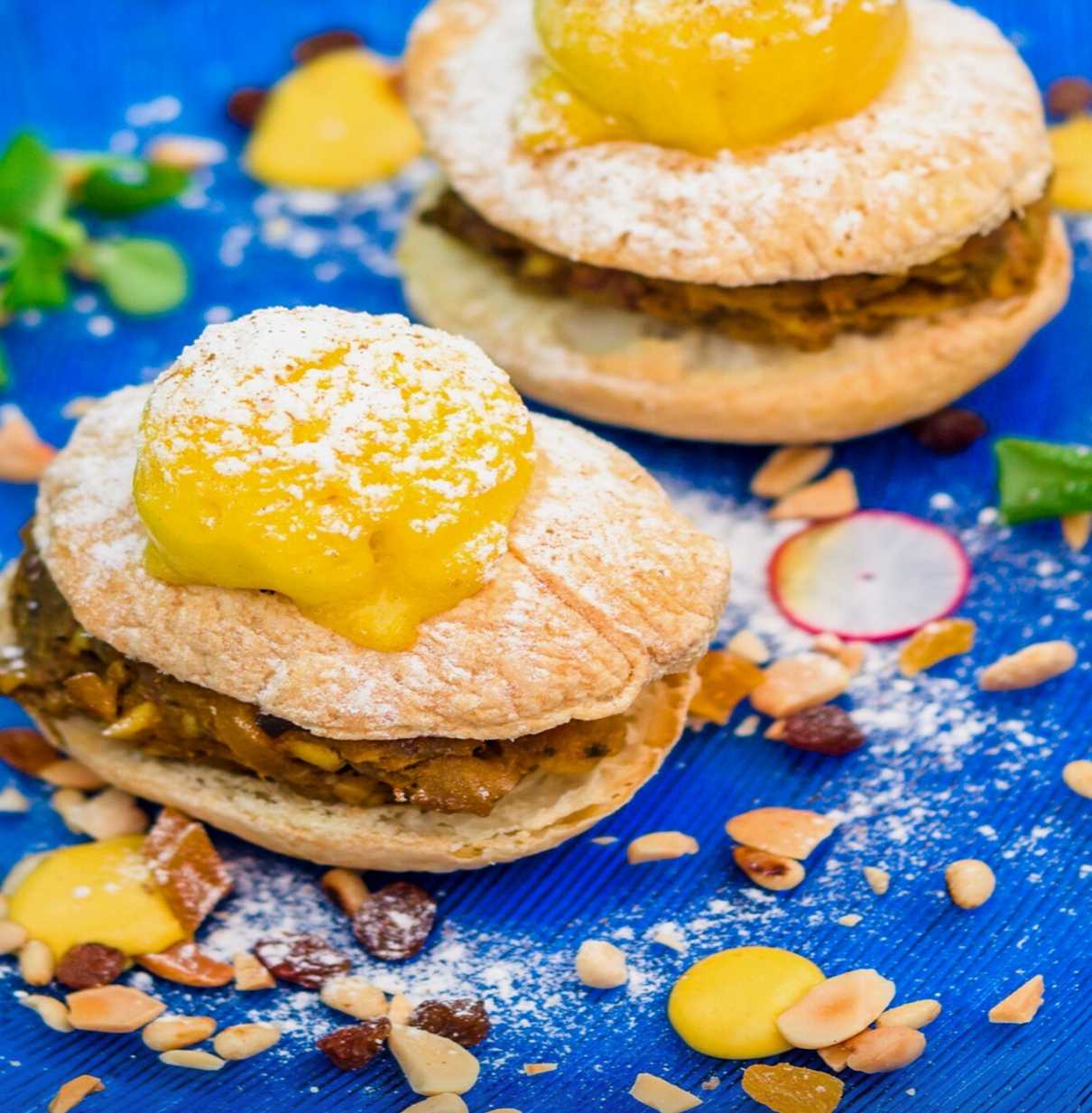 Pastela de cordero segureño con helado de mango a la canela