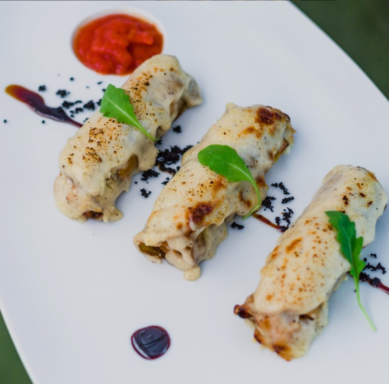 Rollitos de bereniena rellenos de setas y Jabugo, al queso