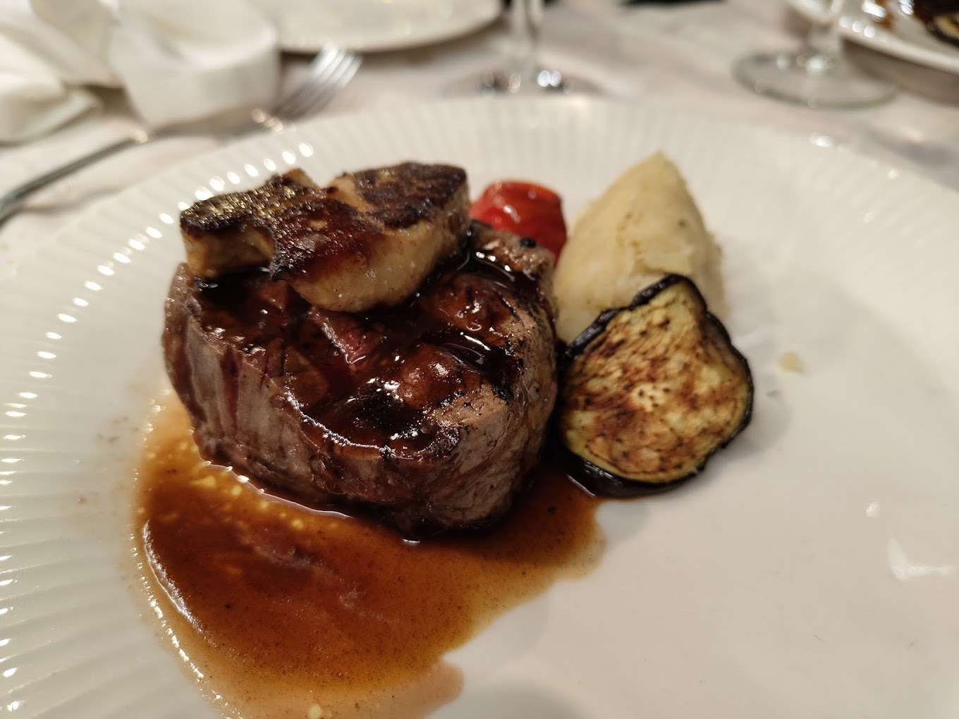 Solomillo de ternera con foie. al vino de Oporto