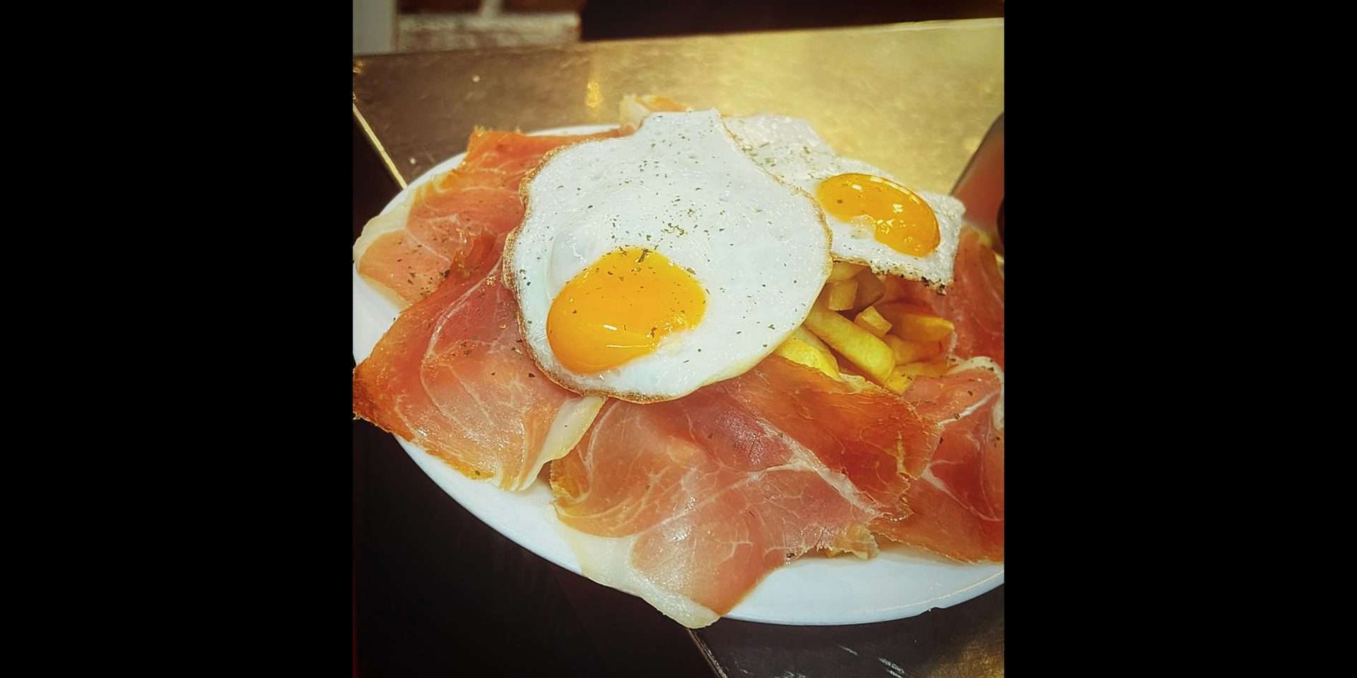 HUEVOS ROTOS CON JAMÓN Y PATATAS.