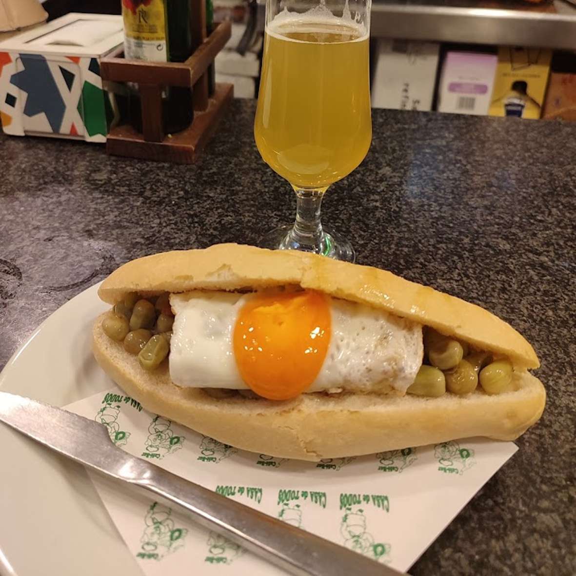 BOCADILLO HABAS CON JAMÓN, HUEVO PLANCHA .