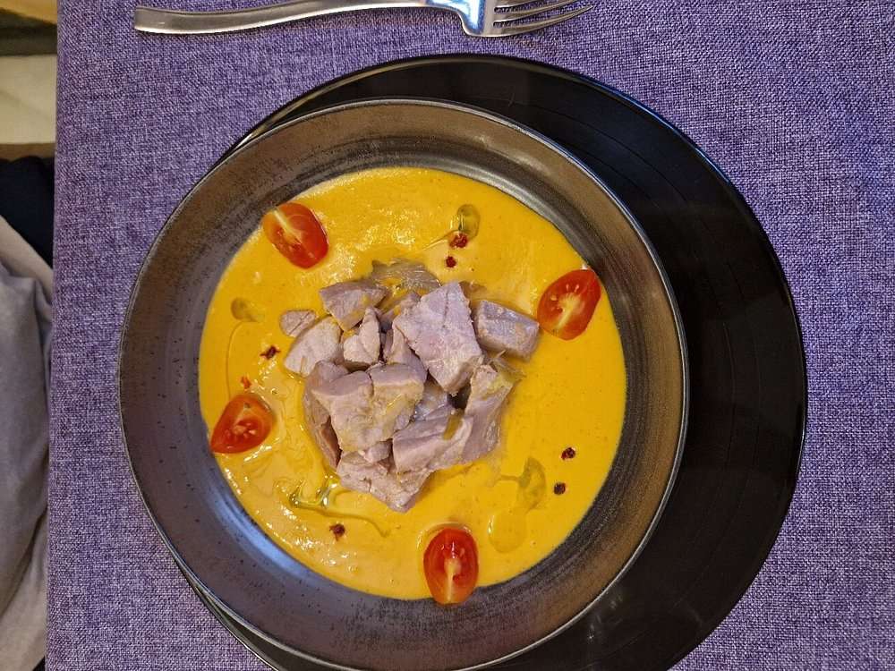 Atún en escabeche suave de citrico con salmorejo de maíz