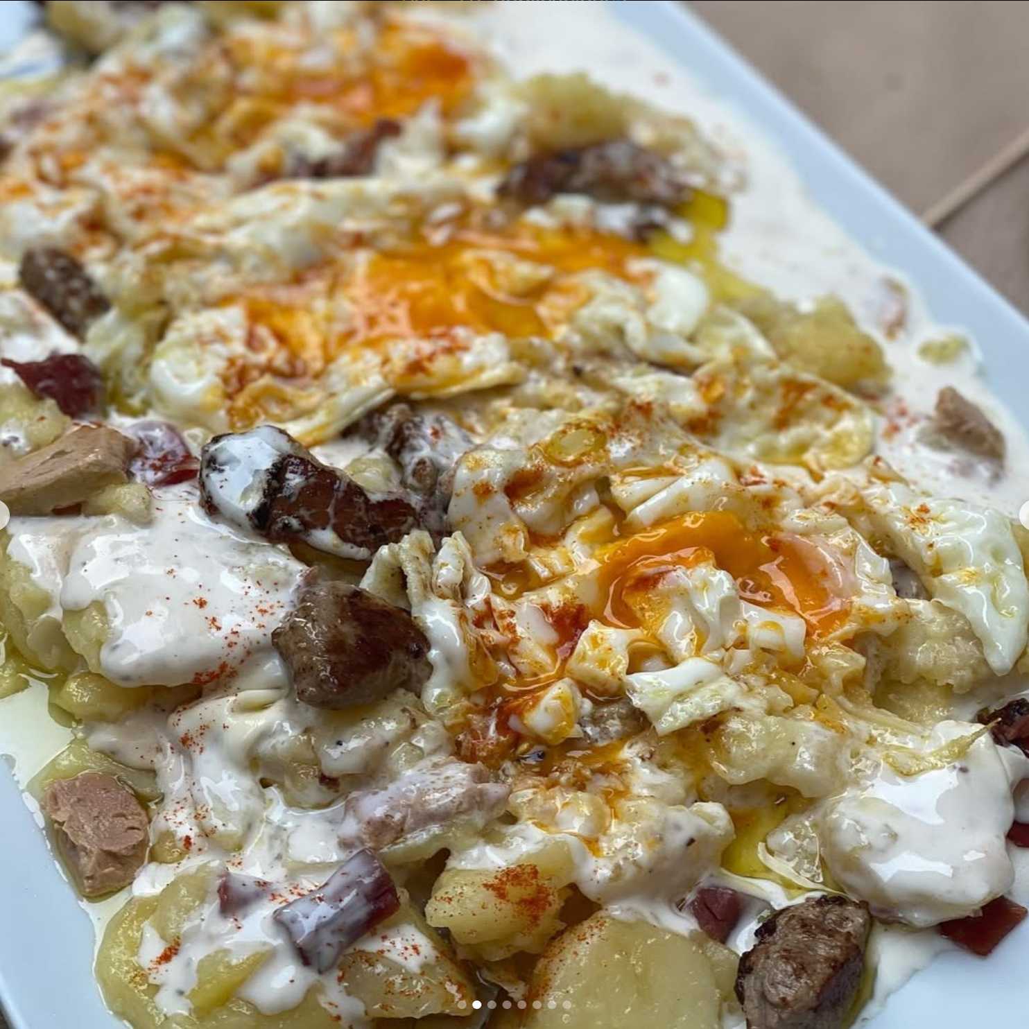 Huevos rotos en salsa de roquefort